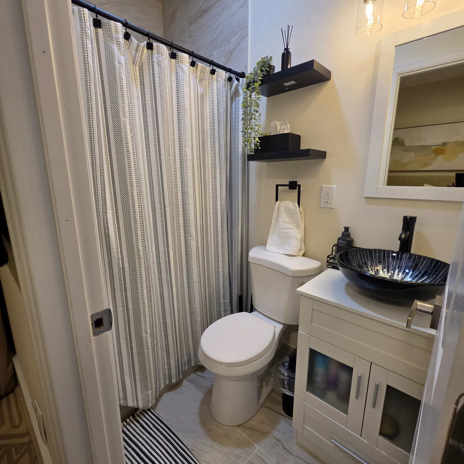 LaSerene at Newark — second bathroom